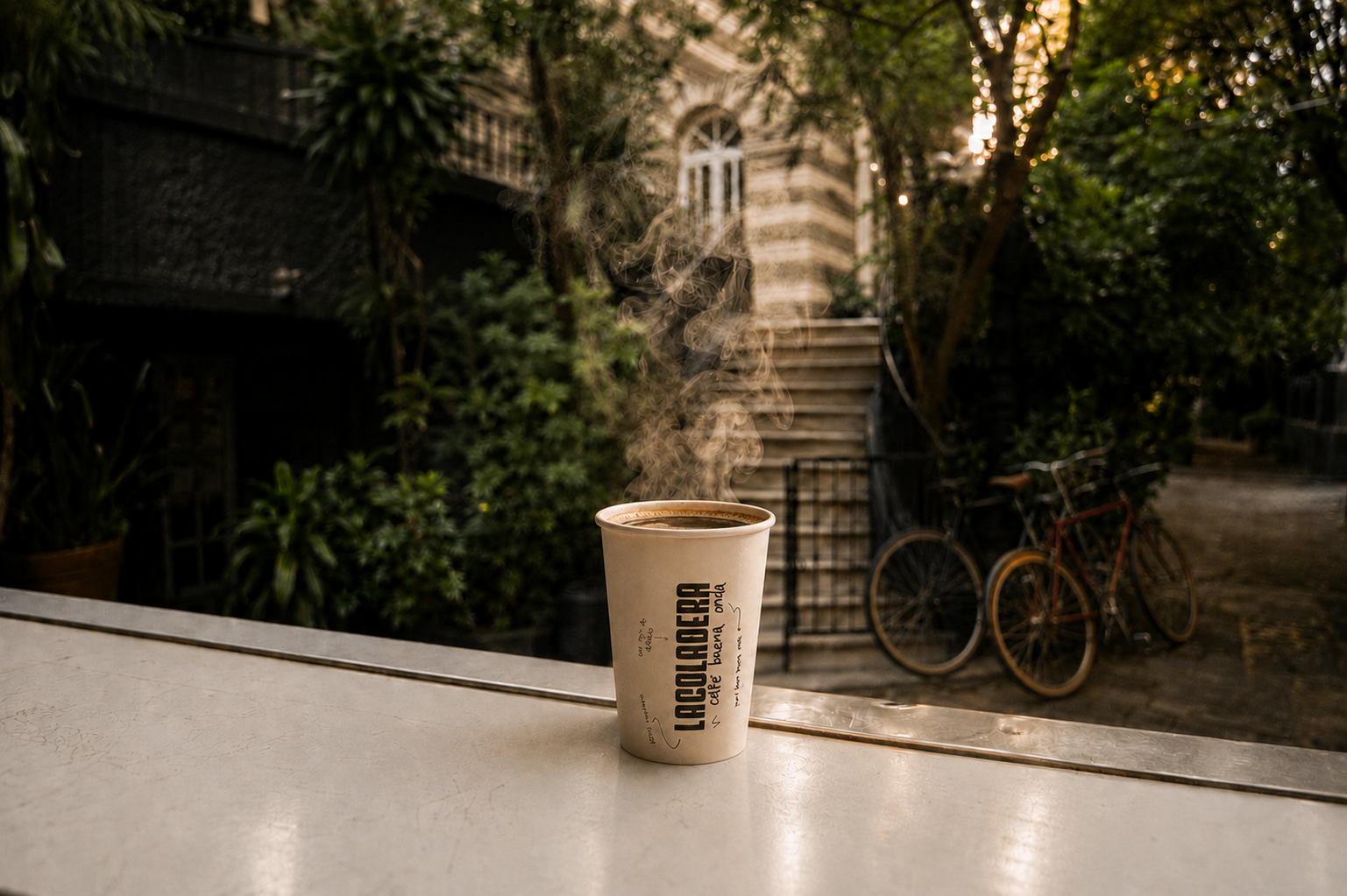 Café servido en una taza